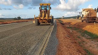 Motoniveladora cat 140k trabalhando com bgs/motorgrader/