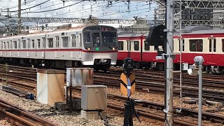 京急線金沢八景駅上り3番線から、快特高砂行き1000形144〜137編成が金沢文庫駅へと発車！都営線41Tエアポート急行新逗子行き5300形5307-1〜8編成が金沢八景駅へ走行！【金沢文庫第2踏切】