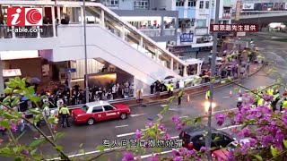 荃灣825 - 警方楊屋道放催淚煙出動水炮車 在大河道口行人天橋上 有人向警員擲燃燒彈 20190825 - 香港新聞- 有線新聞 i-Cable News