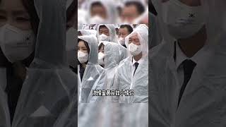 韓國第一夫人好幸福，冒著大雨跟丈夫秀恩愛，互相為對方整理雨衣