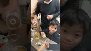 かわいい男の子が「岩田屋餅菓子店」の「あんもち」を食べるだけの動画