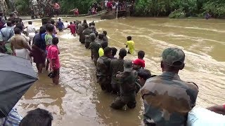 മഴയിൽ ഒലിച്ചു പോയ കാളികാവ് മുത്തൻ തണ്ട് പാലത്തിൽ സൈനികർ താൽക്കാലിക നടപ്പാലം നിർമ്മിക്കുന്നു. മഴയിൽ ഒലിച്ചു പോയ കാളികാവ് മുത്തൻ തണ്ട് പാലത്തിൽ സൈനികർ താൽക്കാലിക നടപ്പാലം നിർമ്മിക്കുന്നു.