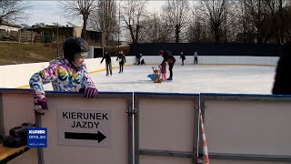 Lodowisko w Oleśnie już działa. Wysoka temperatura nie pokrzyżowała planów