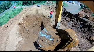 ESCAVADEIRA ARRANCANDO PEDRA GRANDE E ESPALHANDO PEDRA DETONADA