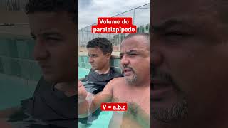 Quantos litros de água cabem na piscina