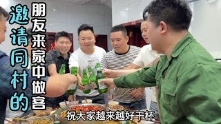 二蛋被龙虾夹到手，小八赶紧来帮忙，邀请朋友来家做客，