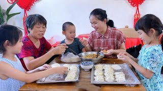 A family makes Pugua dumplings, which are more delicious than eating meat stuffing