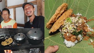 Masih dimasak pakai tungku kayu, warung Mbah Sanitun sejak tahun 1988!