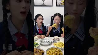 妹妹故意抢姐姐鸡腿，最后自食其果！#Shorts