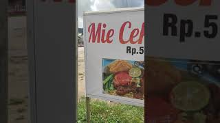 menjual mie ceker , mie ayam dan bakso