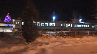 雪積る夜の美瑛駅を出発する富良野線上りキハ150形