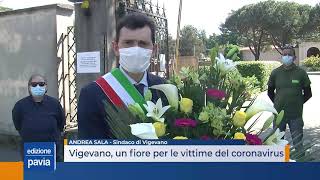 Vigevano, un fiore al cimitero per le vittime del coronavirus