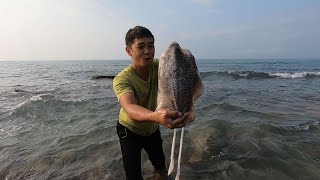 阿波赶海遇上大浪潮，四五斤的大货都被拍上岸，把海水都染黑了