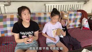 媳妇和孩子们回来了，阿凯家今天抗旱接水管浇菜，简单晚餐暖人心