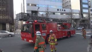 3台のはしご車が現場引き揚げ。3 ladder cars leaves the fire spot.