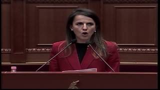 Rudina Hajdari s’heq dorë nga gafat, nis fjalim dhe përfundon me recitim, shikoni si flet me pathos