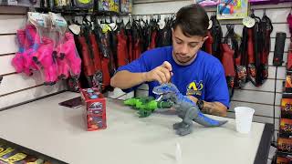 Apresentação de brinquedo Dinossauro que solta fumaça Atacado Nardo e Vera