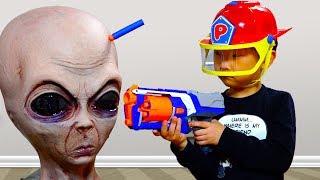 외계인이 예준이 집에 나타났다! 3탄 에일리언 인형과 한판 승부 상황극 전동 자동차 뽀로로 소방관 장난감 놀이 Alien VS Pororo Kids Car Video