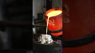 POURING MOLTEN METAL... INSANELY SATISFYING!