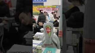 这才是真正的“教科书式变脸”，男生课间就地取材玩变脸十分有趣，网友：绿色那本我可太熟了……#学生时代 #课间娱乐 #变脸变脸变脸