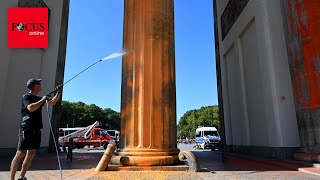 „Letzte Generation“ beschmiert das Brandenburger Tor mit oranger Farbe