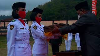 KOMPAKNYA PASKIBRAKA 21 NGADA DALAM UPACARA PENURUNAN BENDERA DI HUT RI KE 76