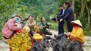 Harvesting squash flowers, bringing black chickens to market to sell, farm life