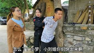 搞笑视频：猥琐男进村偷鸡，被美女保安制服后，狠狠教训教他做人