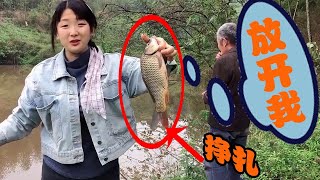 鄰居魚鉤拉直才釣上的魚，英子差點讓它溜走【小英子和小萍子】