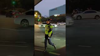 交警正能量 晚高峰杭州神似賈靜雯的佩奇 警官執勤 #短褲 #杭州交警 #最美交警 #杭州美女交 警