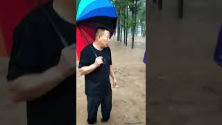 河北省保定市唐县，连续暴雨。好多羊圈都被淹了，羊死伤无数。西罗庄村书记带领部分党员展开救援，帮养殖户减少损失7月31日河北保定，多个城县暴雨