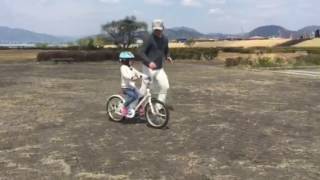 補助輪取って自転車に乗る。初めて1人で。練習。