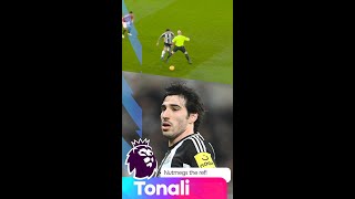 Sandro Tonali nutmegged the referee!