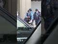 警察　女性警察官のバックを持ってあげる優しい警察官👮‍♀️ 警察 警察24時 警察官 新宿 緊急出動 パトロール 新宿 ジンベイ ワンピース