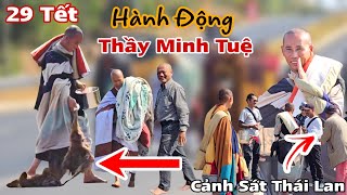 Bất Ngờ Hành Động Của Thầy Minh Tuệ Trong Ngày 29 Tết! Cảnh Sát Thái Lan Đảnh Lễ Quý Thầy