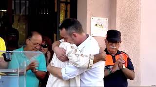 Barcelona attack: Father of youngest victim hugs imam - BBC News