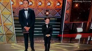 El viejo Sheldon, Jim Parsons y el joven Sheldon, Iain Armitage en los Emmys 2017 (subs)