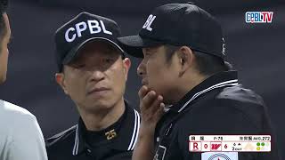 10/03 樂天 VS 味全 六局上，主審_吳家維被反彈球直擊臉部倒地，眾人上前關心!