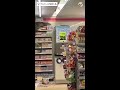 increíble un lagarto gigante en una farmacia