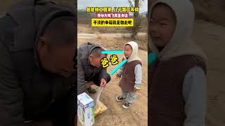 平平淡淡才是幸福！男子收工回家时，妻子和儿子总会在路口等待，一家人其乐融融，话语不多却饱含温情，牵着的手讲述着爱情的甜蜜。#幸福 #幸福一家人