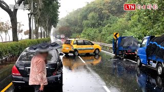 天雨路滑！ 南投公車閃車禍撞分隔島 後方3警用重機也摔車(翻攝畫面)