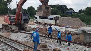 งานวางหมอน วางราง ก่อสร้างรถไฟทางคู่ราชบุรี