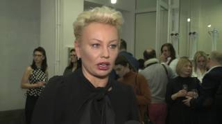 Monika Jarosińska: od czasu, gdy wpadłam na szklane drzwi, nie kupuję drogich okularów