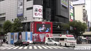 渋谷：宣伝車が行き交く間を抜けスクランブル交差点を緊急走行する救急車