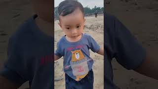 Senangnya si Athar maen di pantai 😂 😂