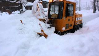 豪雪の歩道に道をつける小型除雪車（平成２６年２月１６日）