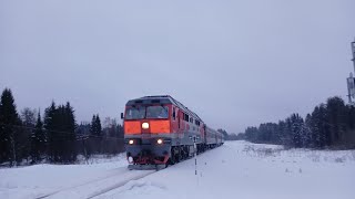 Подмигнул ТЭП70-0421 с пассажирским поездом №628Я Сыктывкар-Кослан и приветливым помощником