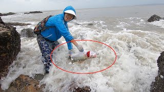 八斤大货被拍死在浪里，小妹跳进海里按住一看，这货最少值1000块