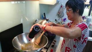 My mum cooking 潮州卤鸭。