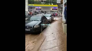 Empresária grava vídeo indignada com alagamento em frente sua loja.